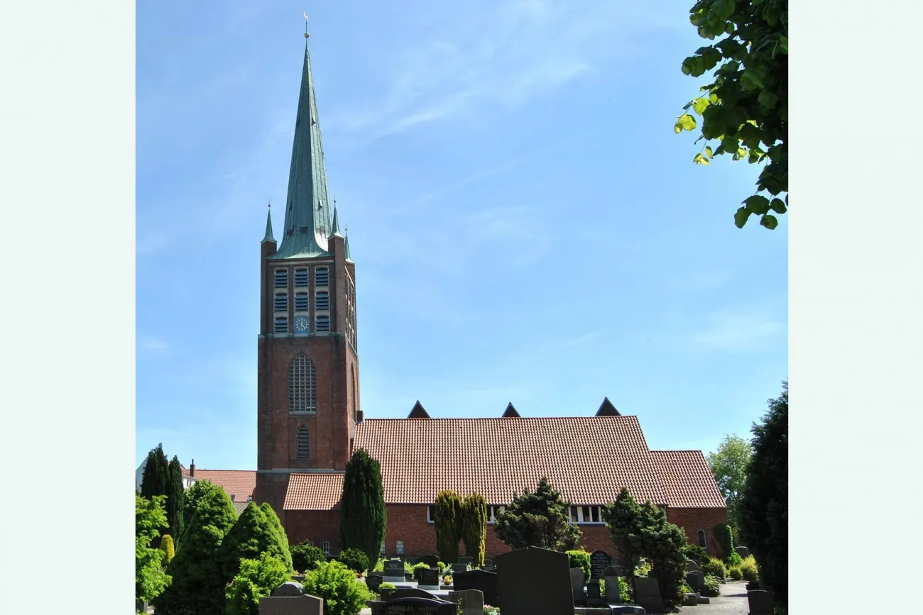 Kirchturm der Großen Kirche, im Vordergrund die Schweizer Kirche