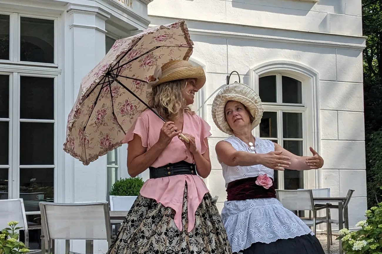 Katja Druivenga und Reenste Cornelis bei einer Szene vor dem Hochzeitshaus
