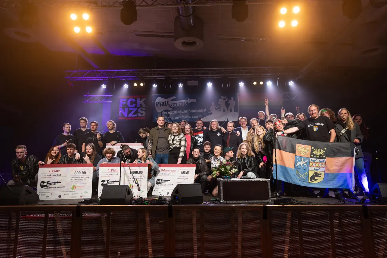 Gruppenbild mit allen Teilnehmern des Plattsounds Finales 2024.