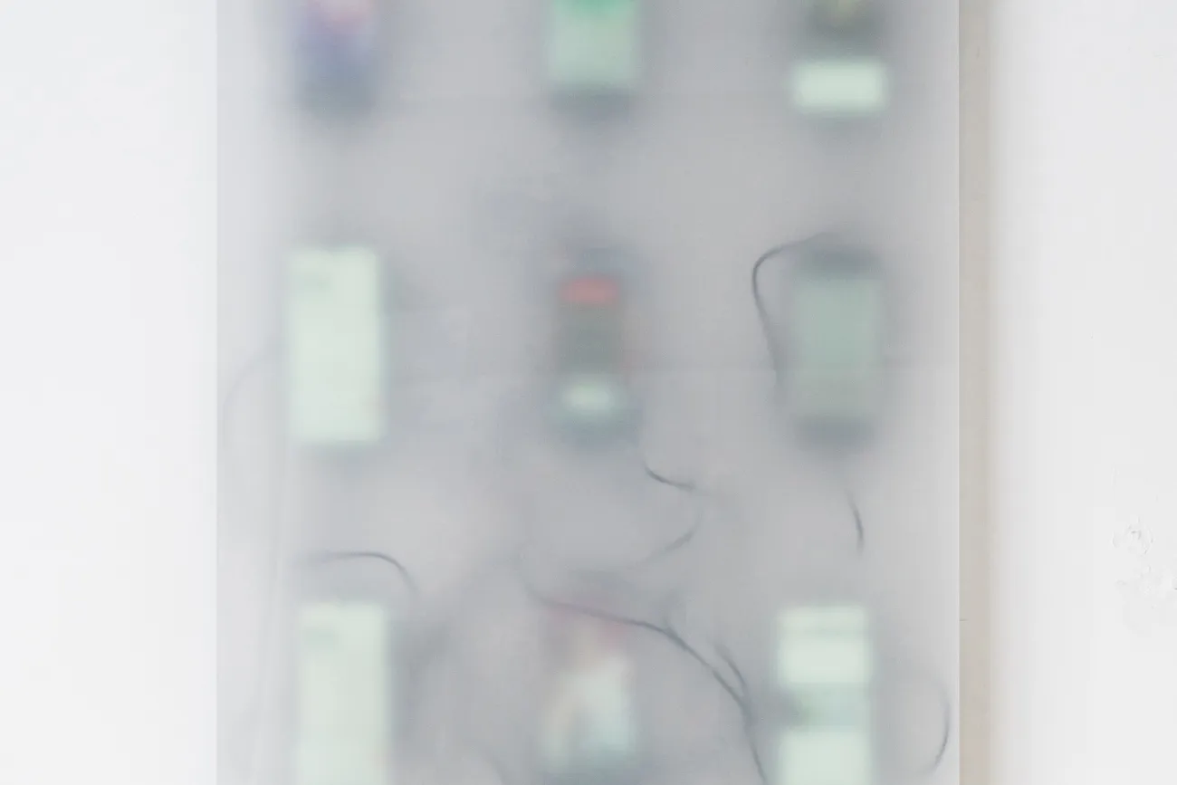 Katja Pilipenko, Media Curtain, 2024. Plexiglas, Lochblech-Aluminium, 9 Smartphones, Kabel, USB-Ladegerät