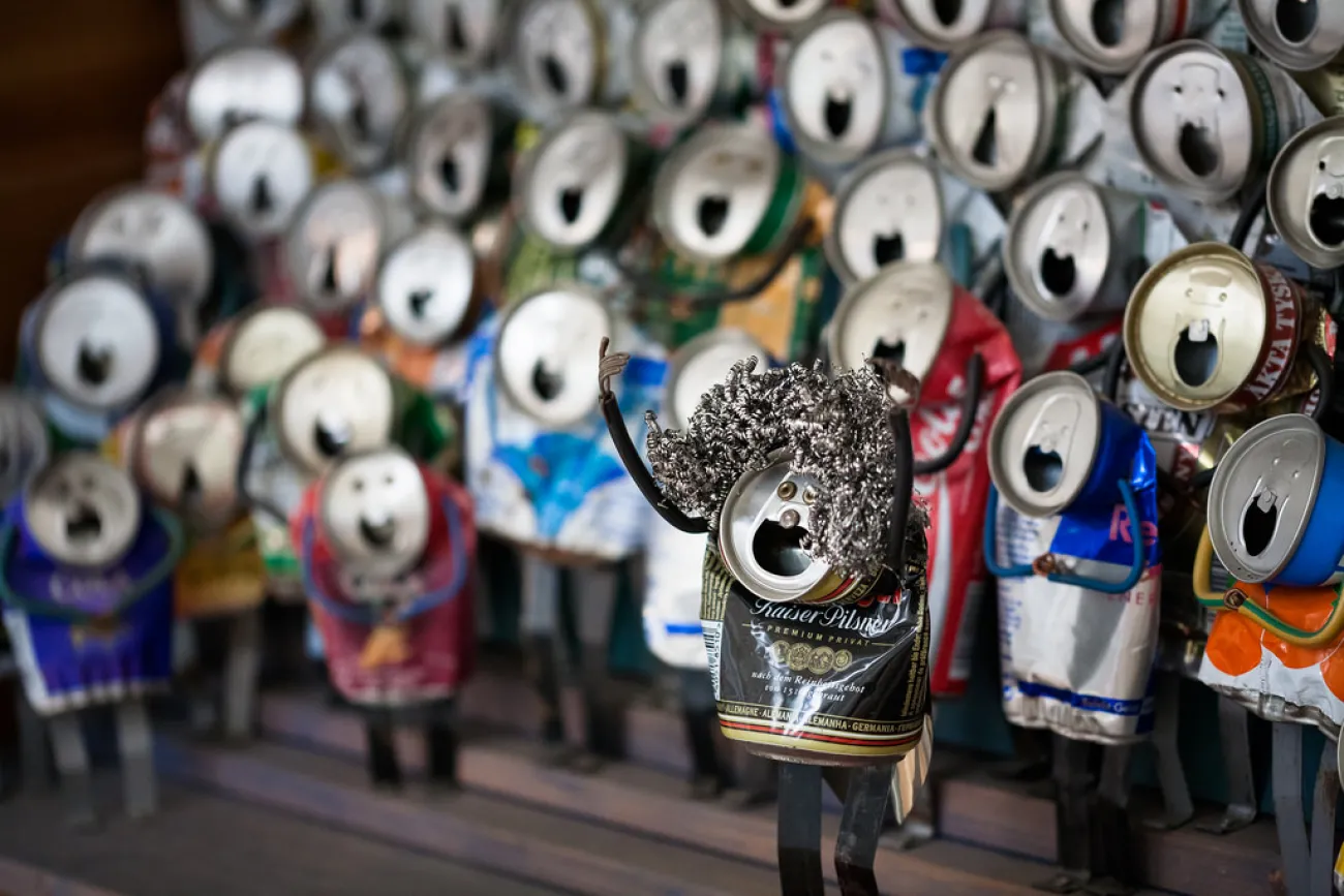 Ein Chor von Getränkedosen