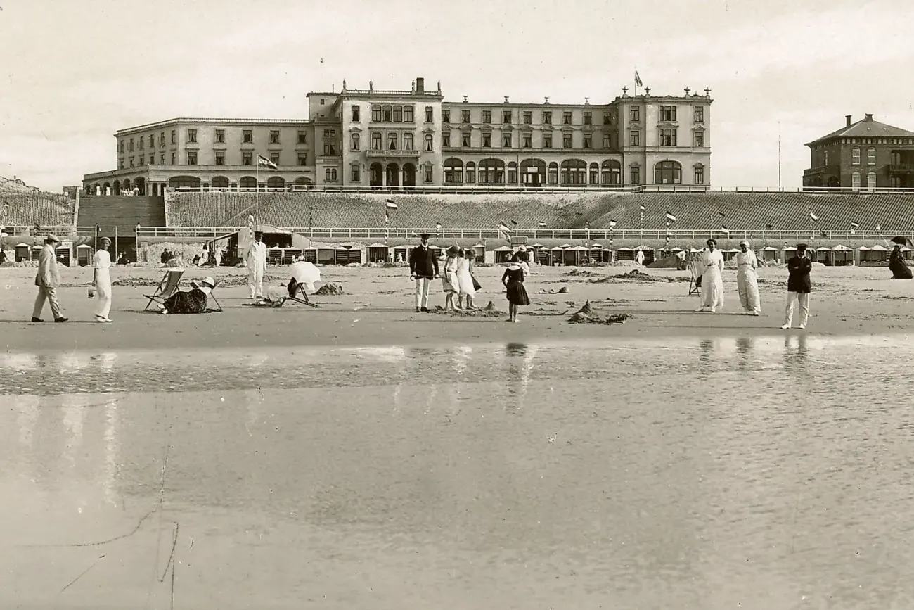 Blick vom Strand auf das Strandhotel Kurhaus Juist
