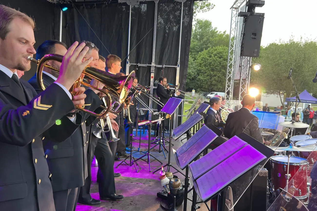Orchester spielt.