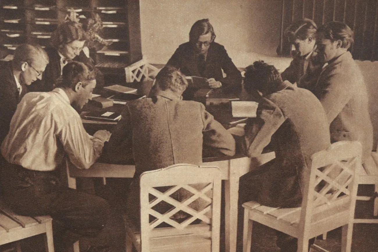 Lernkreis amn rundem Tische sitzend in der Schule am Meer Juist