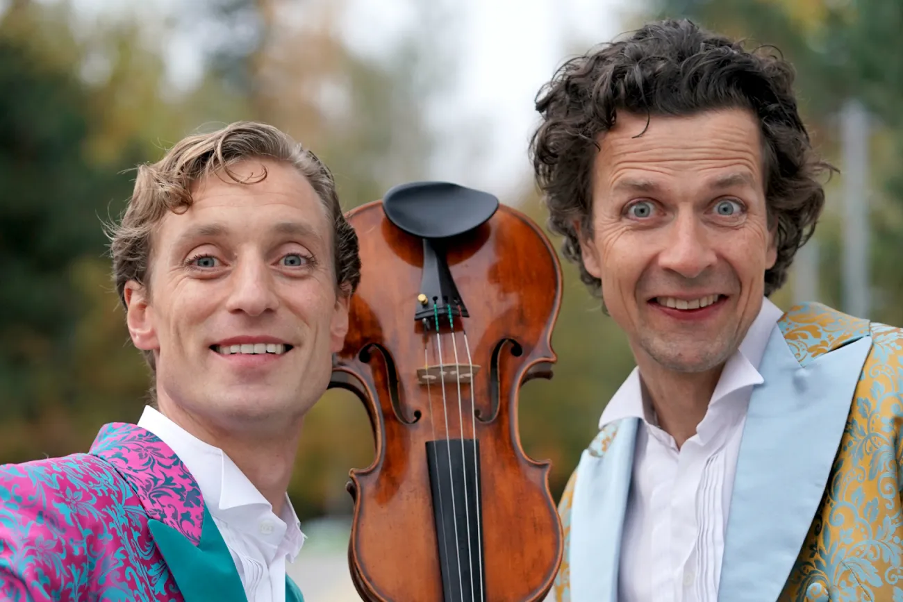 Es zeigt die beiden Künstler. Links Giovanni Reber und rechts Michael Giertz. Giovanni Reber hält seine Violine in der linken Hand.