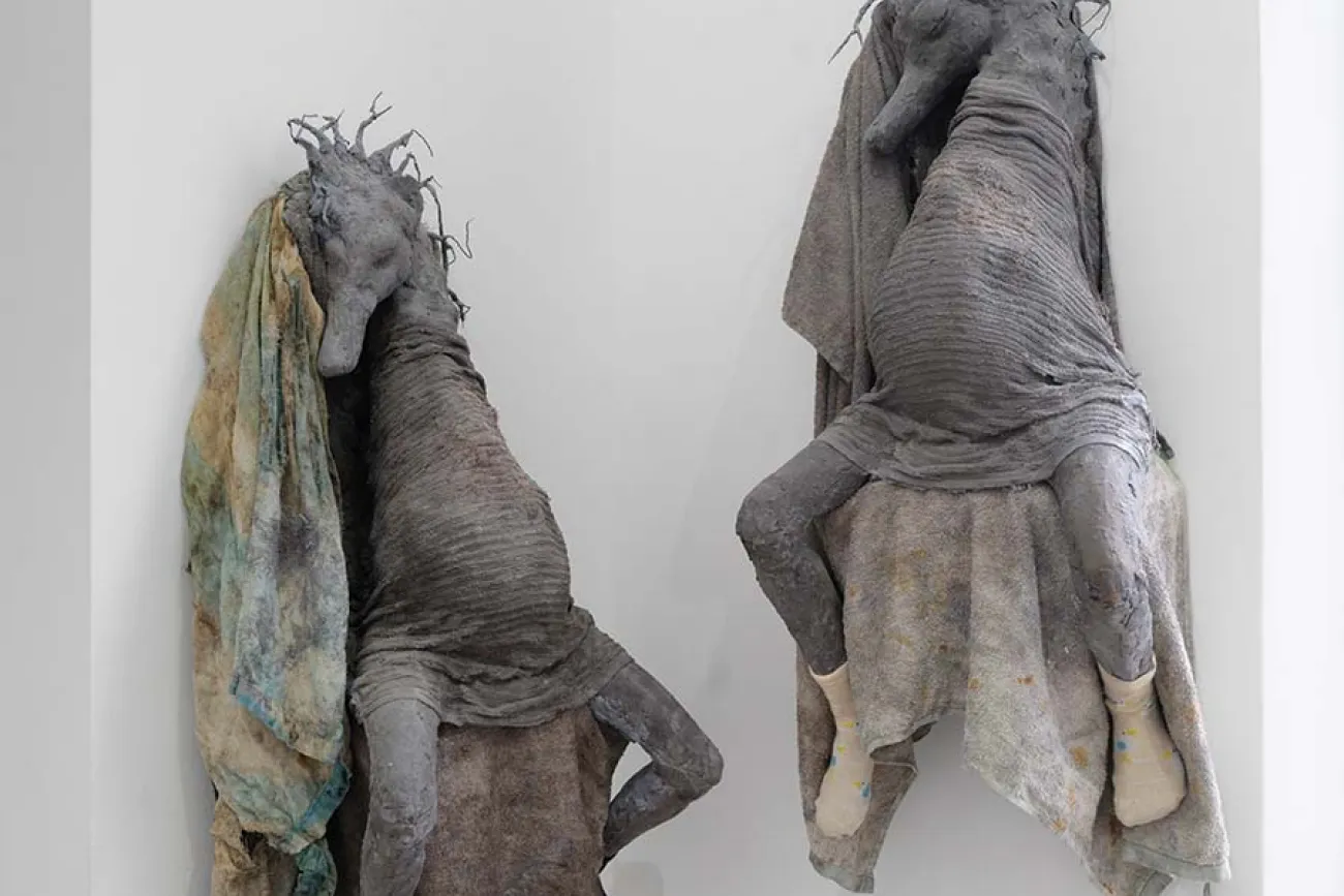 Heike Kabisch, Andy, 2024. Acrylglas, Pigment, Ton, Stoff, Metall. Foto: Marjorie Brunet Plaza, Courtesy: ChertLüdde