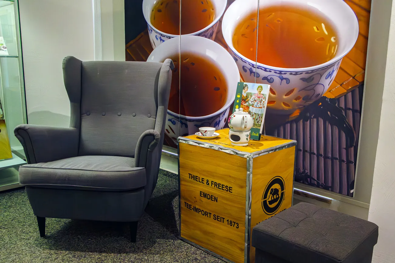 Eine Tasse Tee gemütlich bei einer Lektüre genießen.