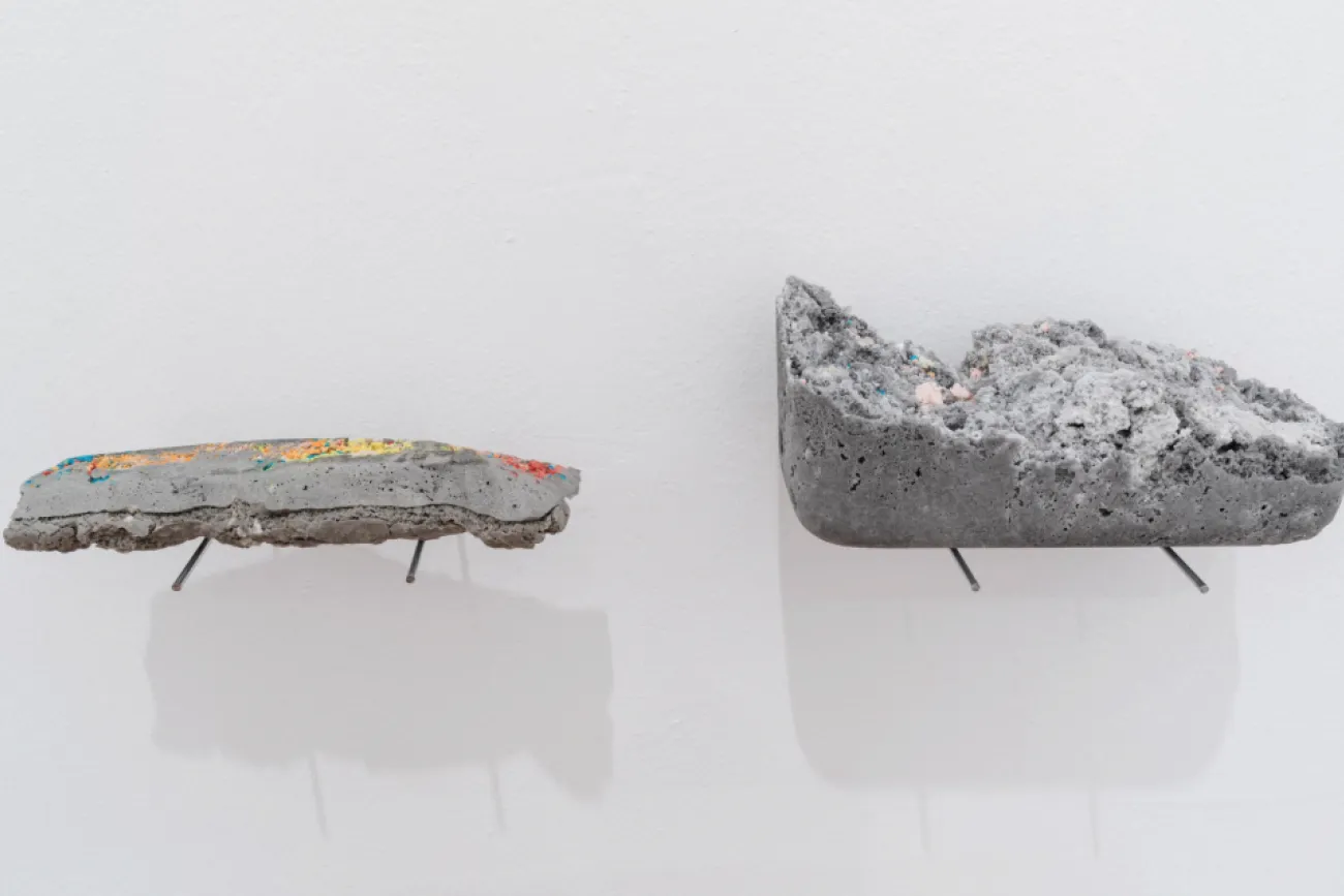 Klara Paterok. Links: Fundament I (Tränen der Meerjungfrauen), 2024. Zucker, Eischnee, Lebensmittelfarbe, 4,5 × 30 × 10 cm. Rechts: Fundament II, 2024. Zucker, Eischnee, Lebensmittelfarbe, 15 × 26 × 12 cm. Foto: Florian Raidt