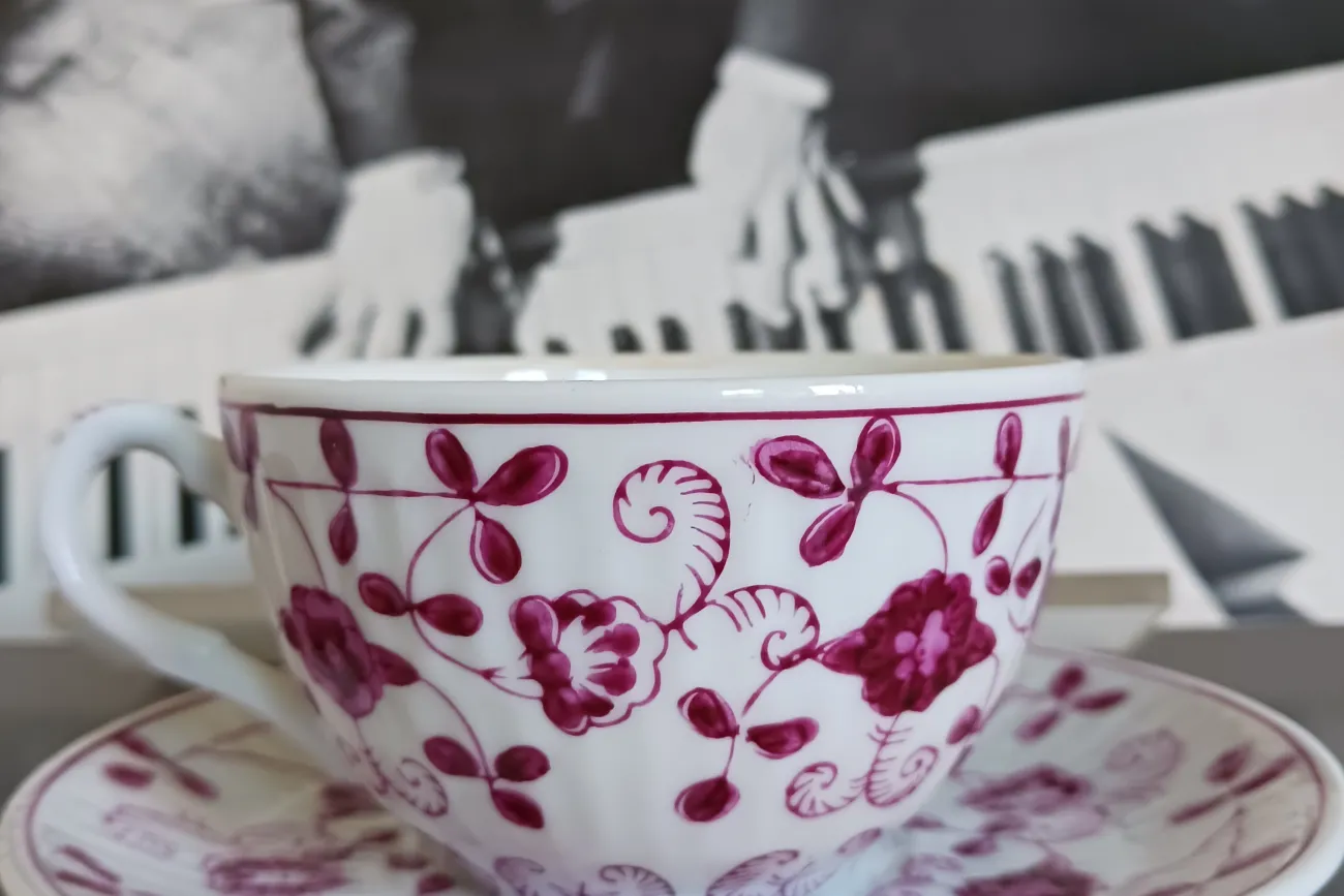 Jazzpianist im Hintergrund eine Teetasse im Vordergrund