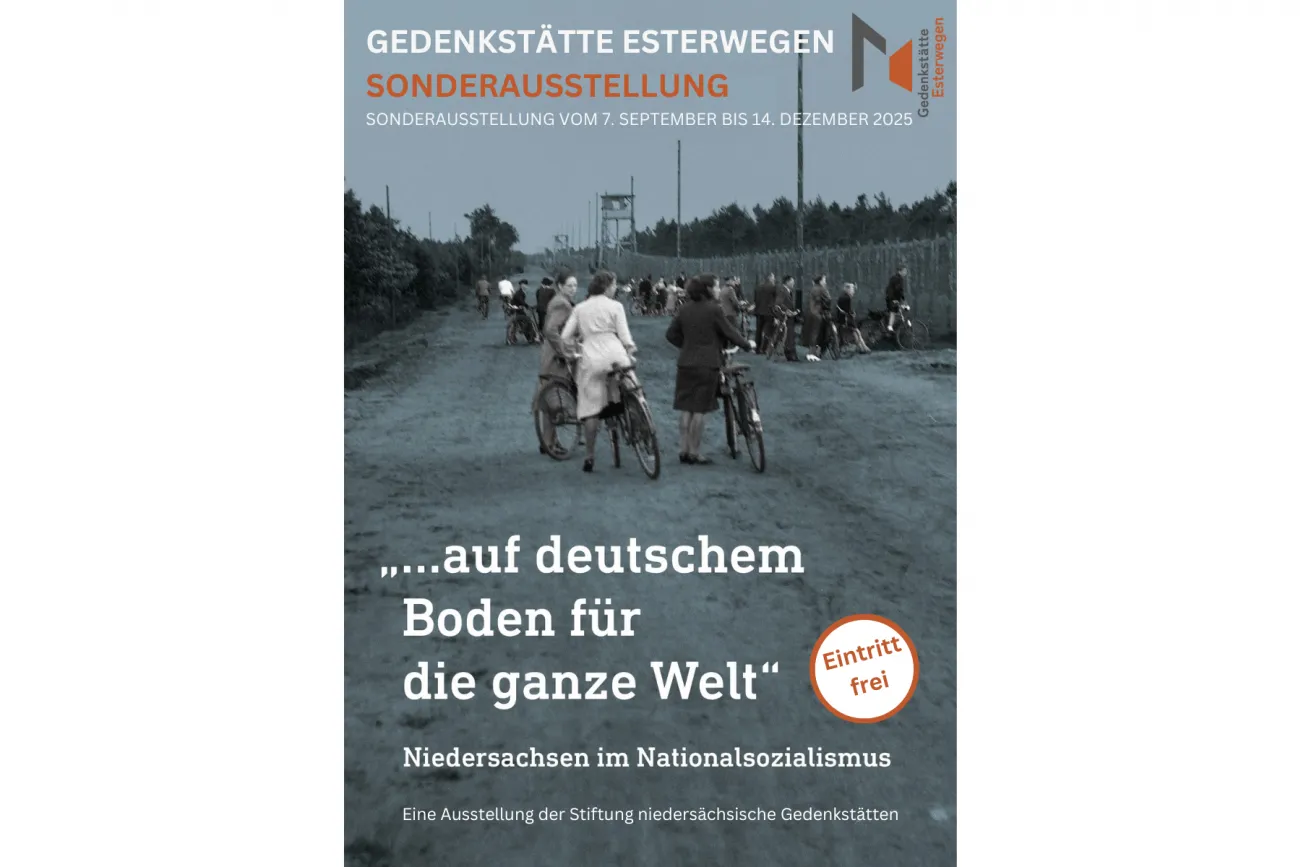 Schaulustige mit Fahrrädern vor dem Kriegsgefangenenlager Wietzendorf im Jahr 1941. (Foto: Stiftung niedersächsische Gedenkstätten)