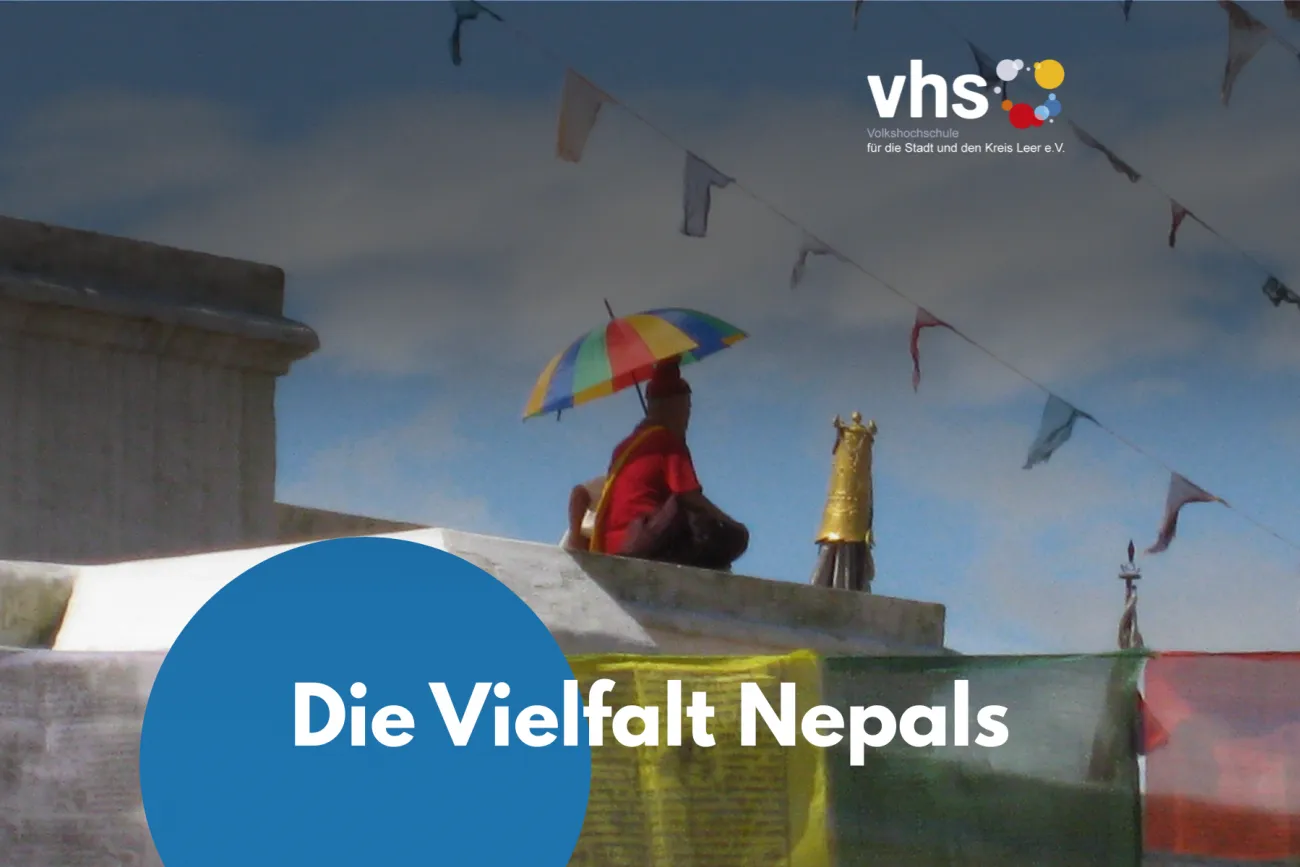 Das Bild zeigt einen buddhistischen Mönch, der mit einem farbenfrohen Regenschirm auf einem Tempelbauwerk in Nepal sitzt. Im Hintergrund flattern farbige Gebetsfahnen im Wind, die für Frieden und Mitgefühl stehen. Diese Szene symbolisiert die spirituelle Tiefe und kulturelle Vielfalt Nepals, die Besucher und Kulturliebhaber gleichermaßen fasziniert. Die Aufnahme wird von der Volkshochschule Leer im Rahmen eines Bildungsprogramms zur interkulturellen Verständigung genutzt.