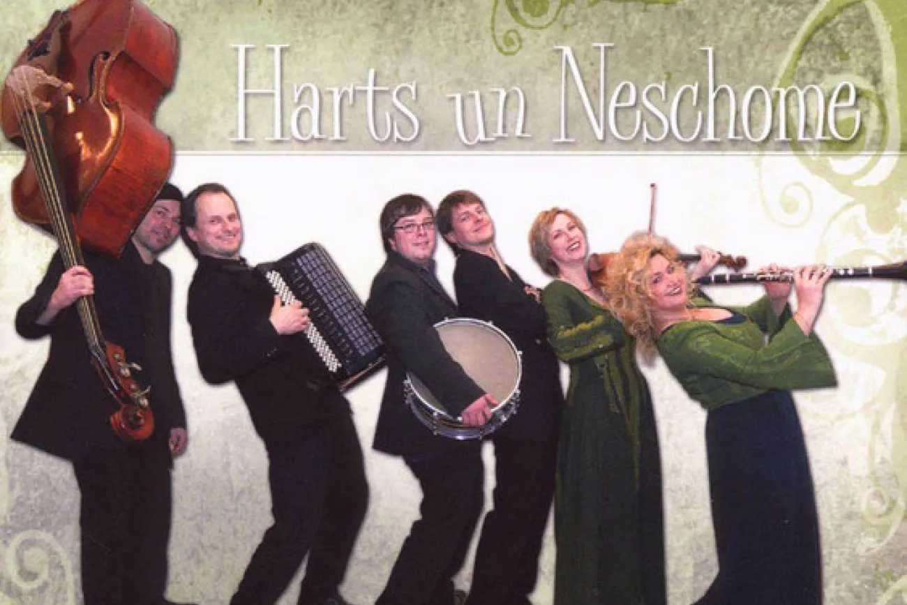 Harts un Neschome: Sechs Musiker*innen mit Instrumenten