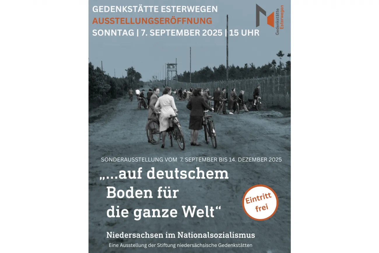 Schaulustige mit Fahrrädern vor dem Kriegsgefangenenlager Wietzendorf im Jahr 1941. (Foto: Stiftung niedersächsische Gedenkstätten)
