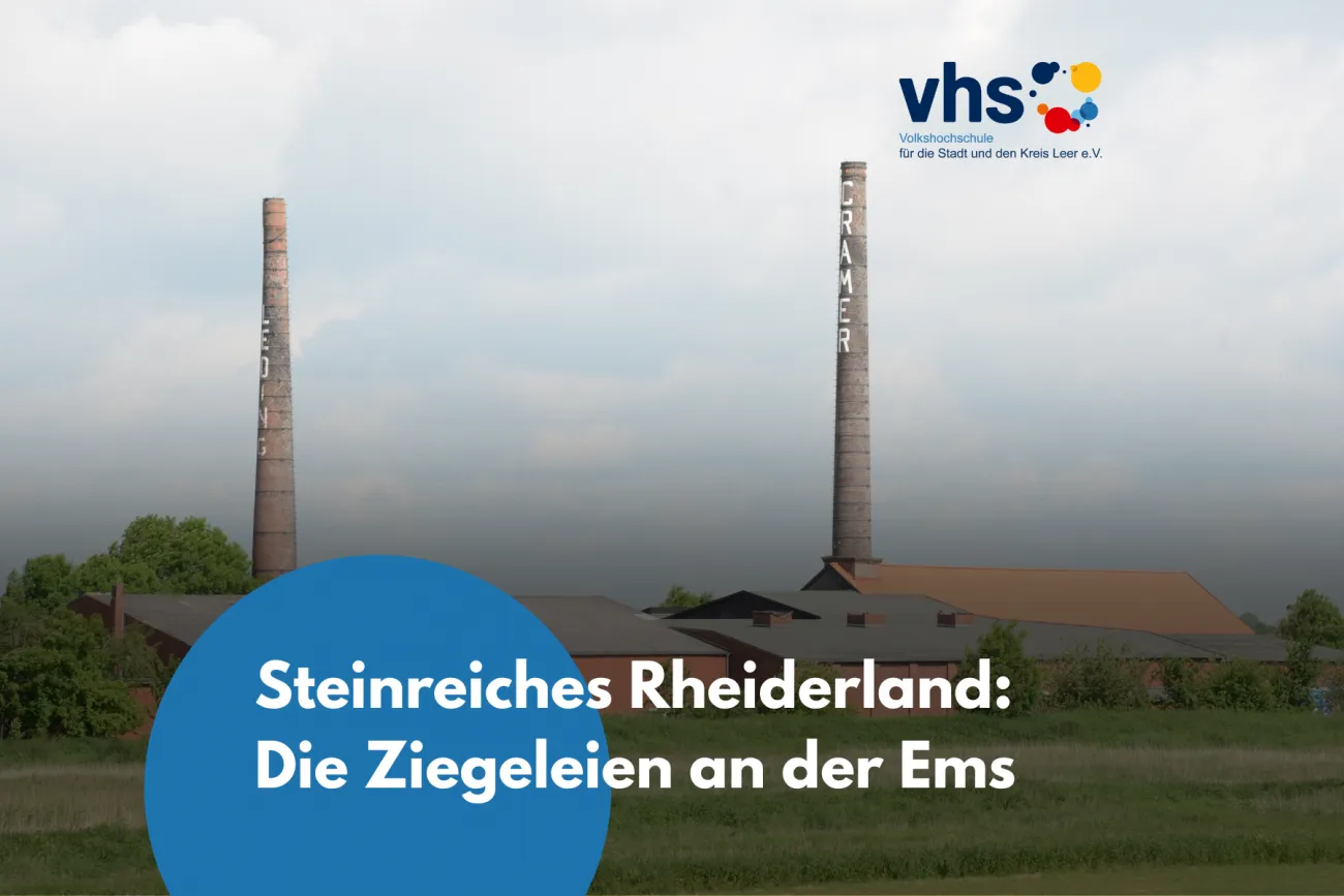 Das Bild zeigt die markanten Schornsteine ehemaliger Ziegeleien im Rheiderland, einem Gebiet an der Ems. Die Namen „EDING“ und „CRAMER“ erinnern an bedeutende Betriebe, die über Jahrzehnte hinweg die regionale Wirtschaft prägten. Die Veranstaltung der VHS Leer beleuchtet die Geschichte und Bedeutung der Ziegelindustrie in Ostfriesland und ihre Auswirkungen auf Landschaft und Gesellschaft.