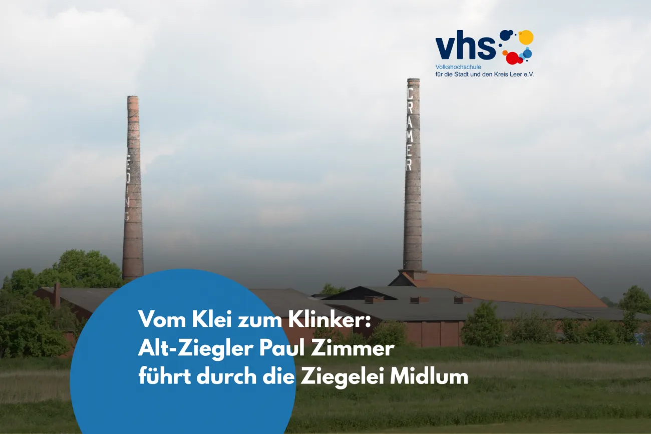 Das Bild zeigt die markanten Schornsteine ehemaliger Ziegeleien im Rheiderland, einem Gebiet an der Ems. Die Namen „EDING“ und „CRAMER“ erinnern an bedeutende Betriebe, die über Jahrzehnte hinweg die regionale Wirtschaft prägten.