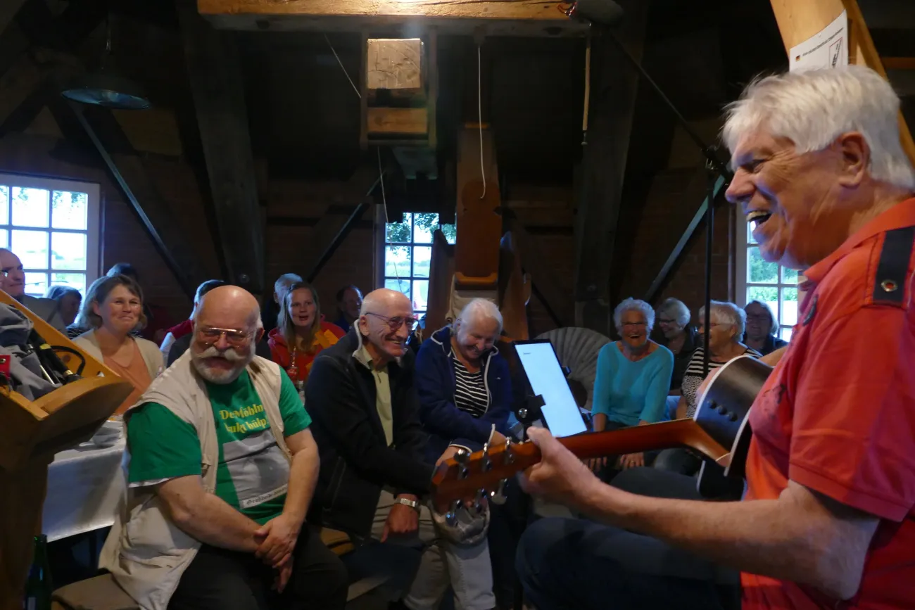 Enno Jakobs bei einem Solo-Auftritt 2023 in der Tjaden-Mühle in Südcoldinne