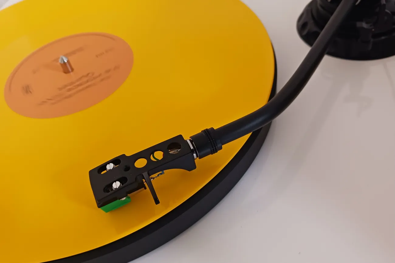 Plattenteller mit sich drehender Jazz LP