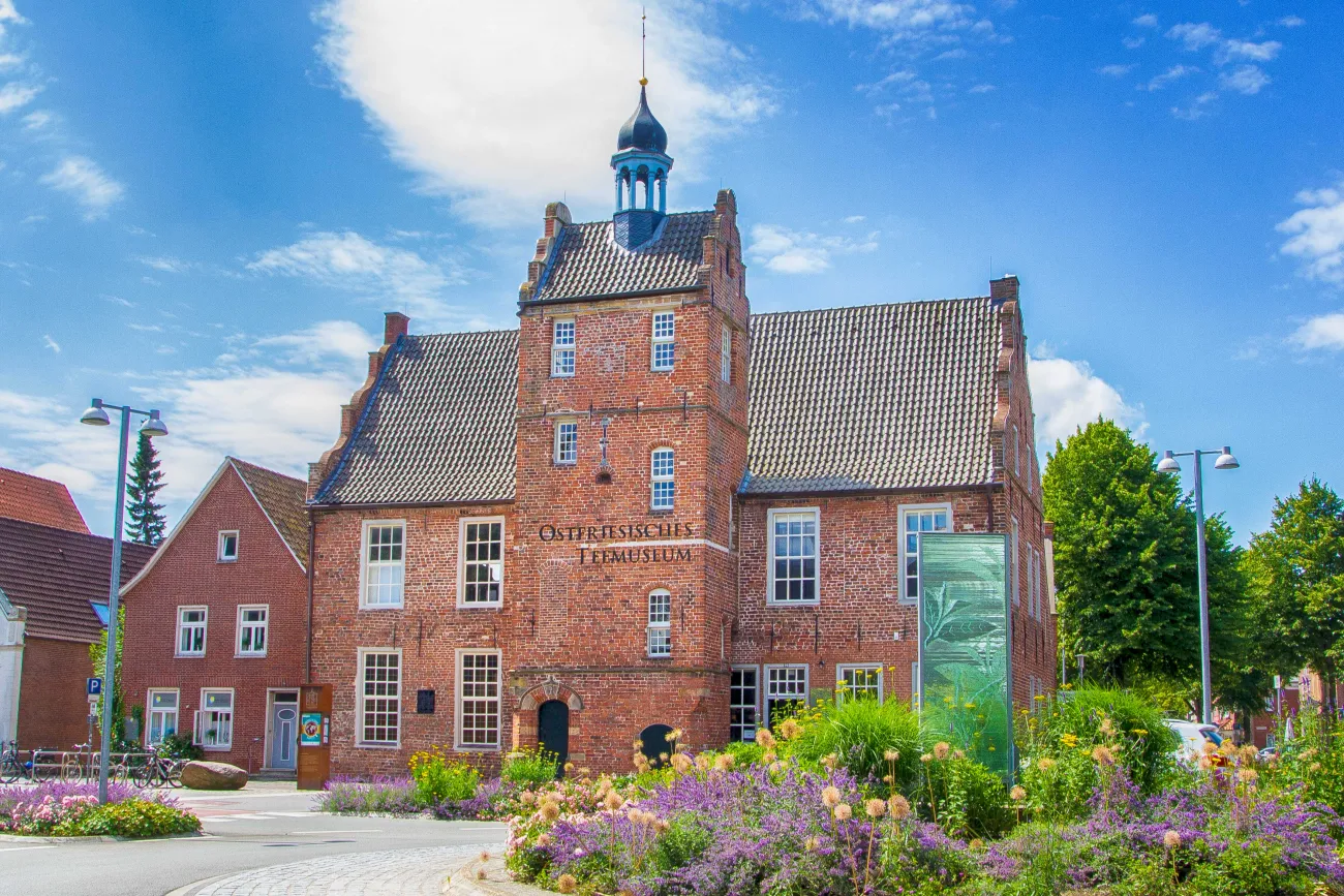 Das Bild zeigt dasAlte Rathaus der Stadt Norden, das Hauptgebäude des Ostfriesischen Teemuseums