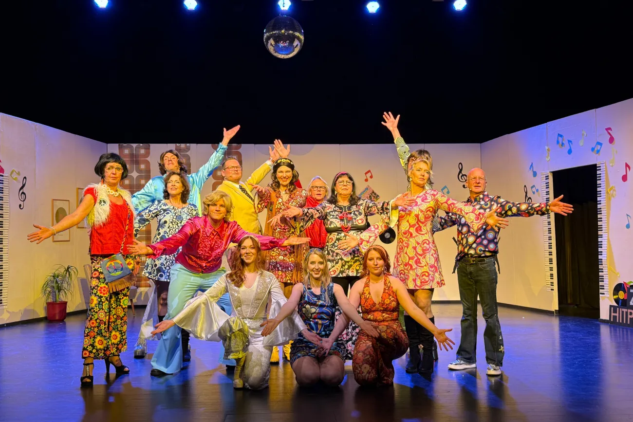 Verkleidete Theatergruppe auf einer Bühne