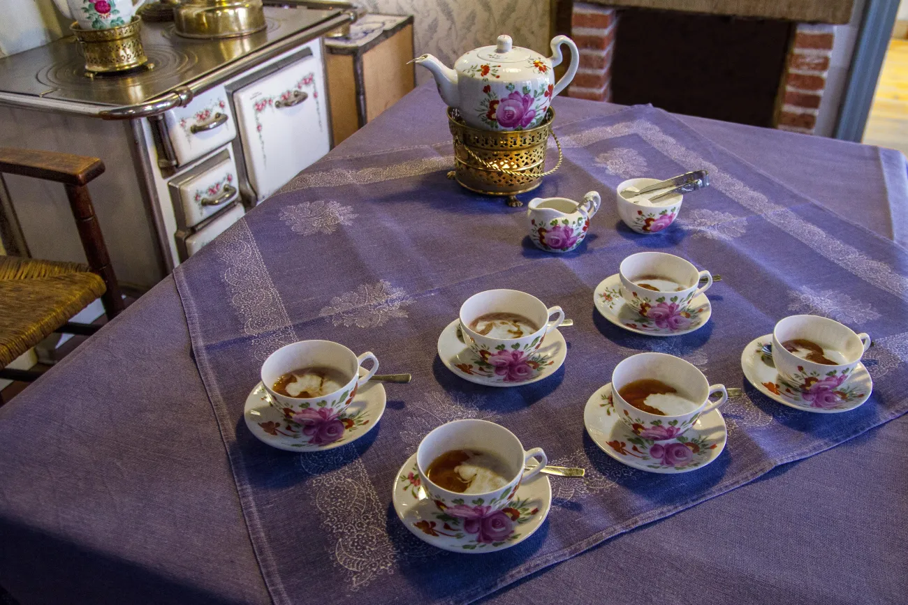 Für eine Ostfriesische Teezeremonie eingedeckter Tisch.