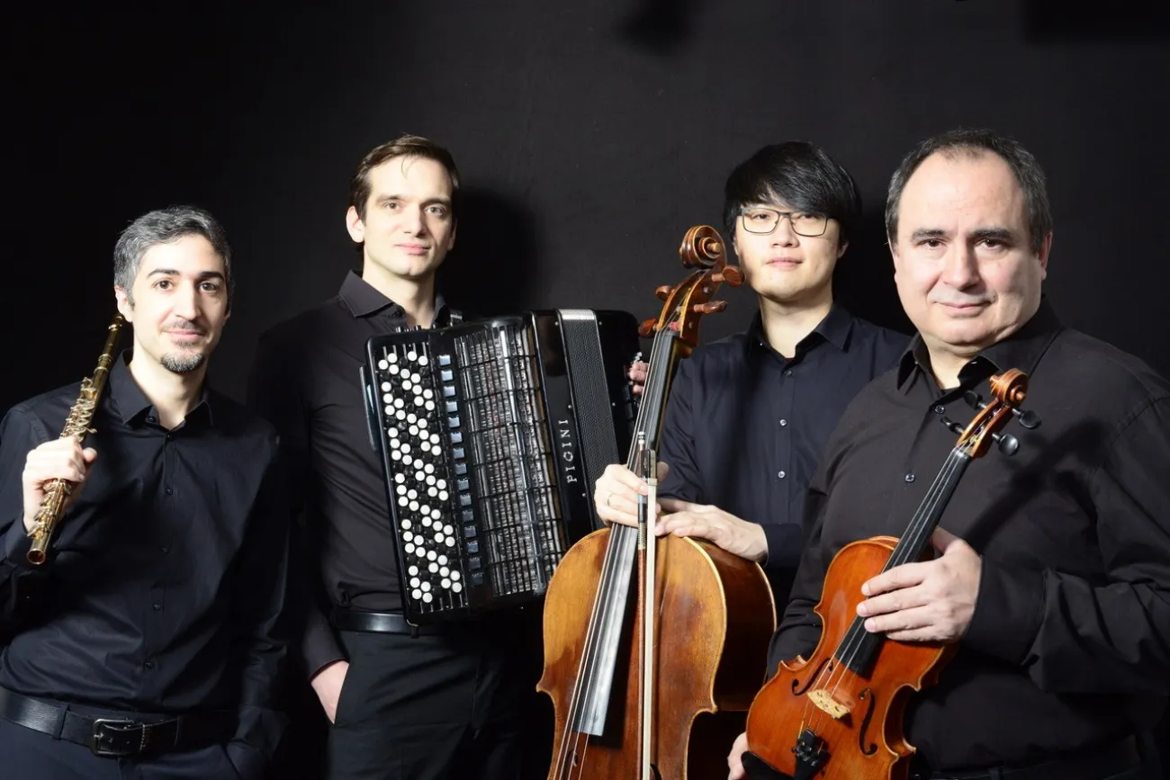 Vier Mitglieder den Ensembles Hevenu Shalo mit Geige, Kontrabass, Akkordeon und Flöte