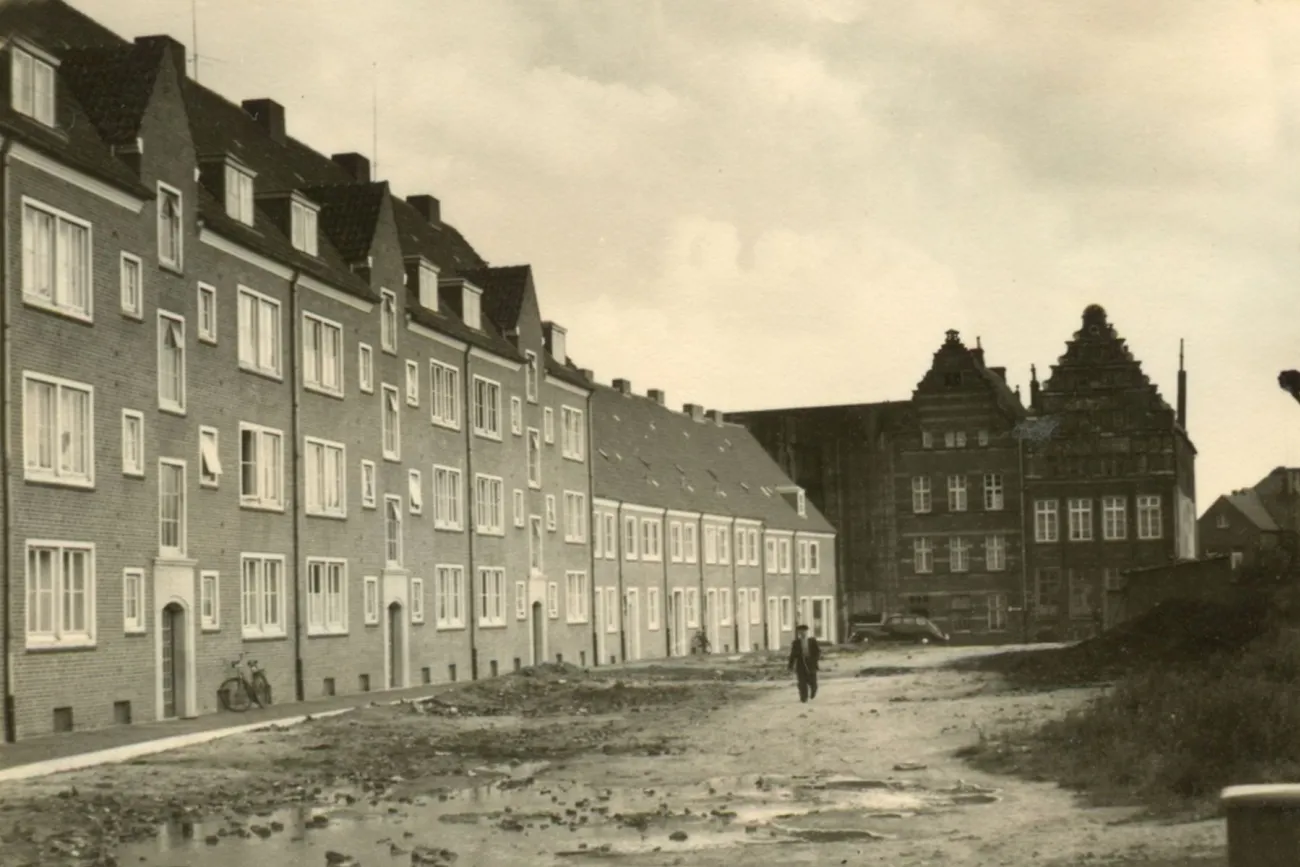 Die Pelzerhäuser in Emden 1953; im Vordergrund noch Schuttberge.