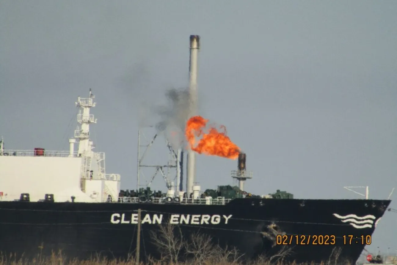 Abfackeln (engl. Flaring) von Erdgas am LNG-Exportterminal Calcasieu Pass in Cameron Parish, Louisiana, USA, von wo aus eine direkte Verbindung nach Deutschland besteht, Foto: John Allaire (Anwohner)