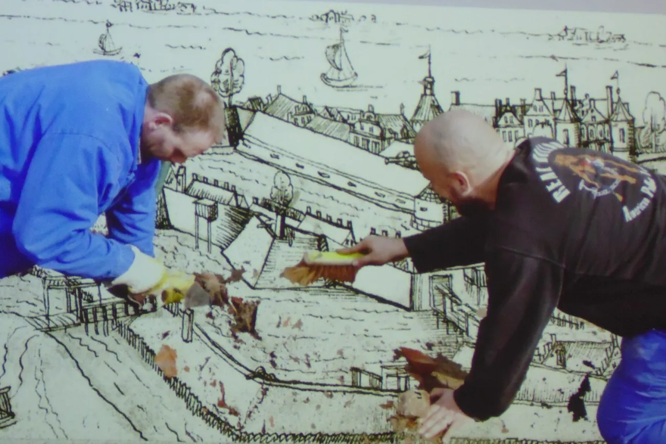 Archäologen ergraben die Festung Leerort: das symbolische Bild kombiniert eine historische Darstellung der Stätte mit der aktuellen Situation von 2010 bis 2013