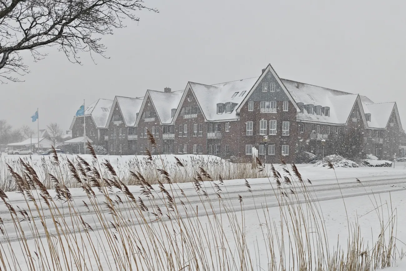 Außenansicht DJH Resort Neuharlingersiel bei Schneefall