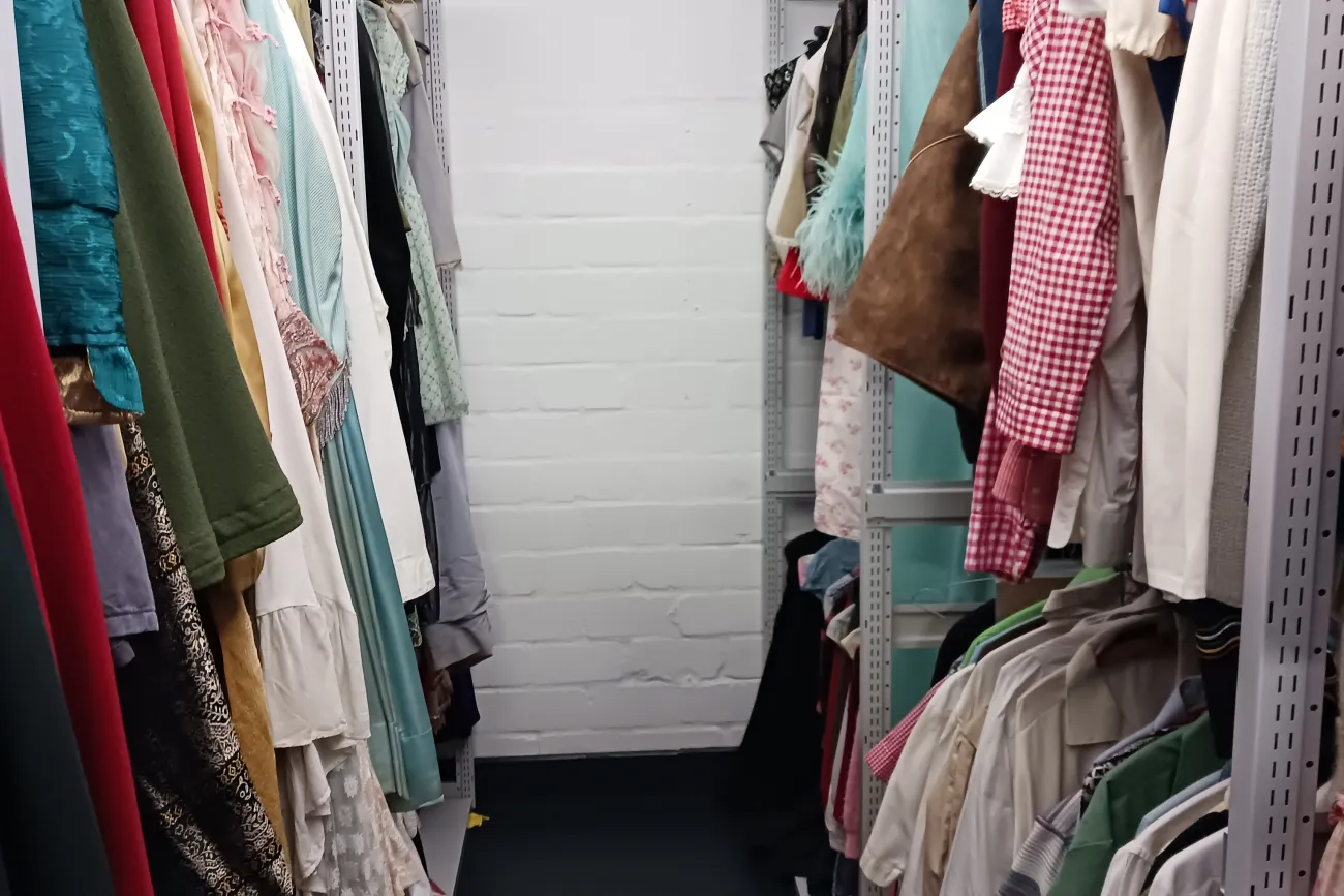 Kostüme in zwei Reihen aufgehängt