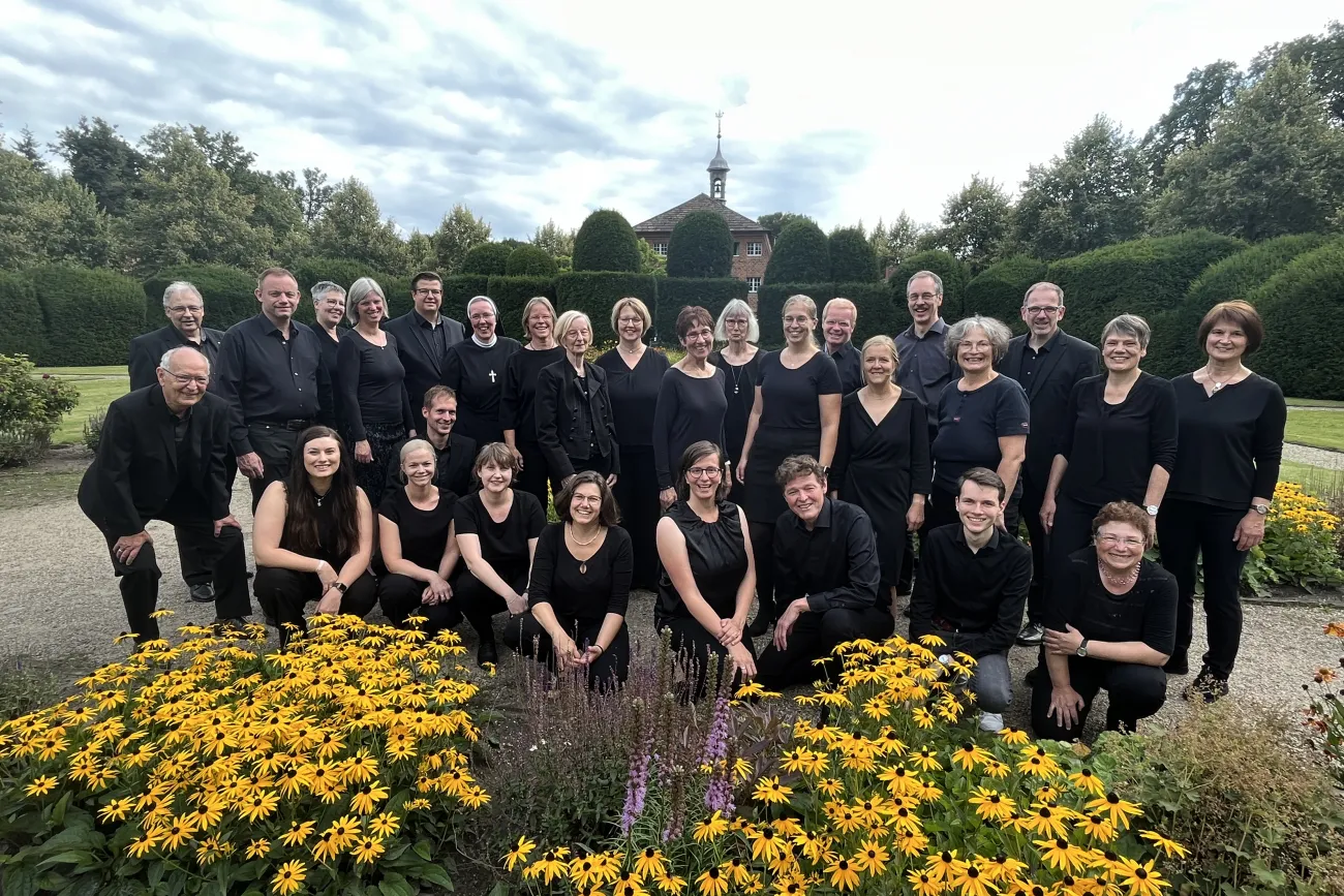 Gruppenfoto des Kammerchores Emsland in 2023 im Schlossgarten Clemenswerth in Sögel.