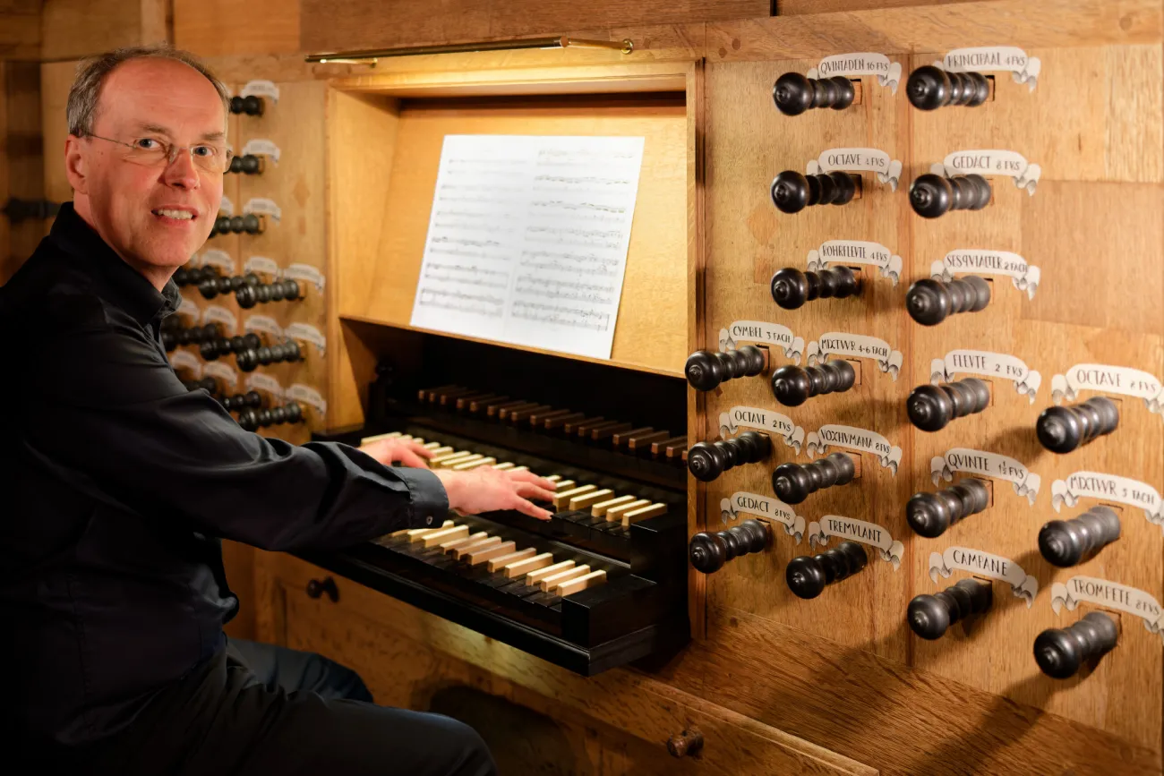 Bernhard Klapprott an der Orgel von Dornum