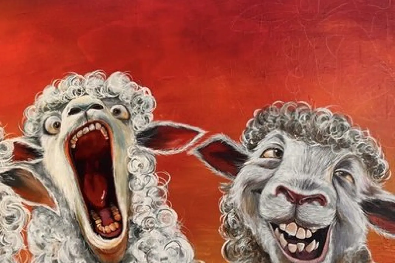 zwei Schafe vor rotem Hintergrund