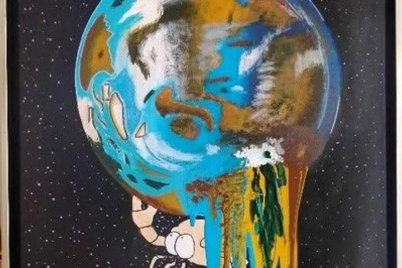 Krabbe hält Globus mit Pilsumer Leuchtturm