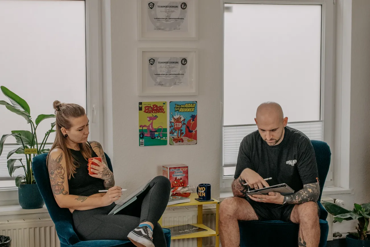 Kiki & Consti in ihrem Tattoostudio