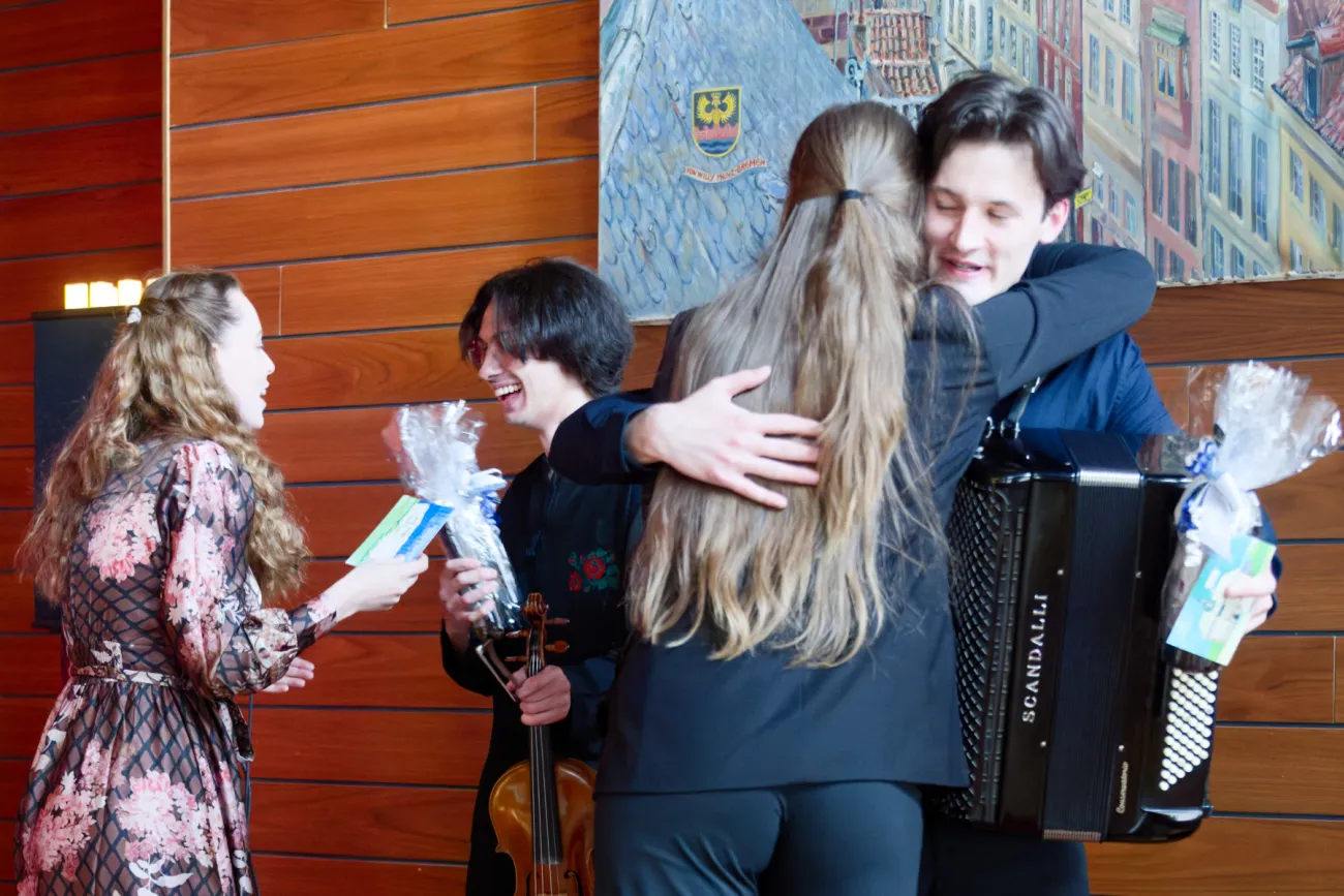 Herzliche Umarmung von Elena Meyer und Polina Munteanu für die beiden Konzertierenden Stefan Aprodu und Nikodem Sobek