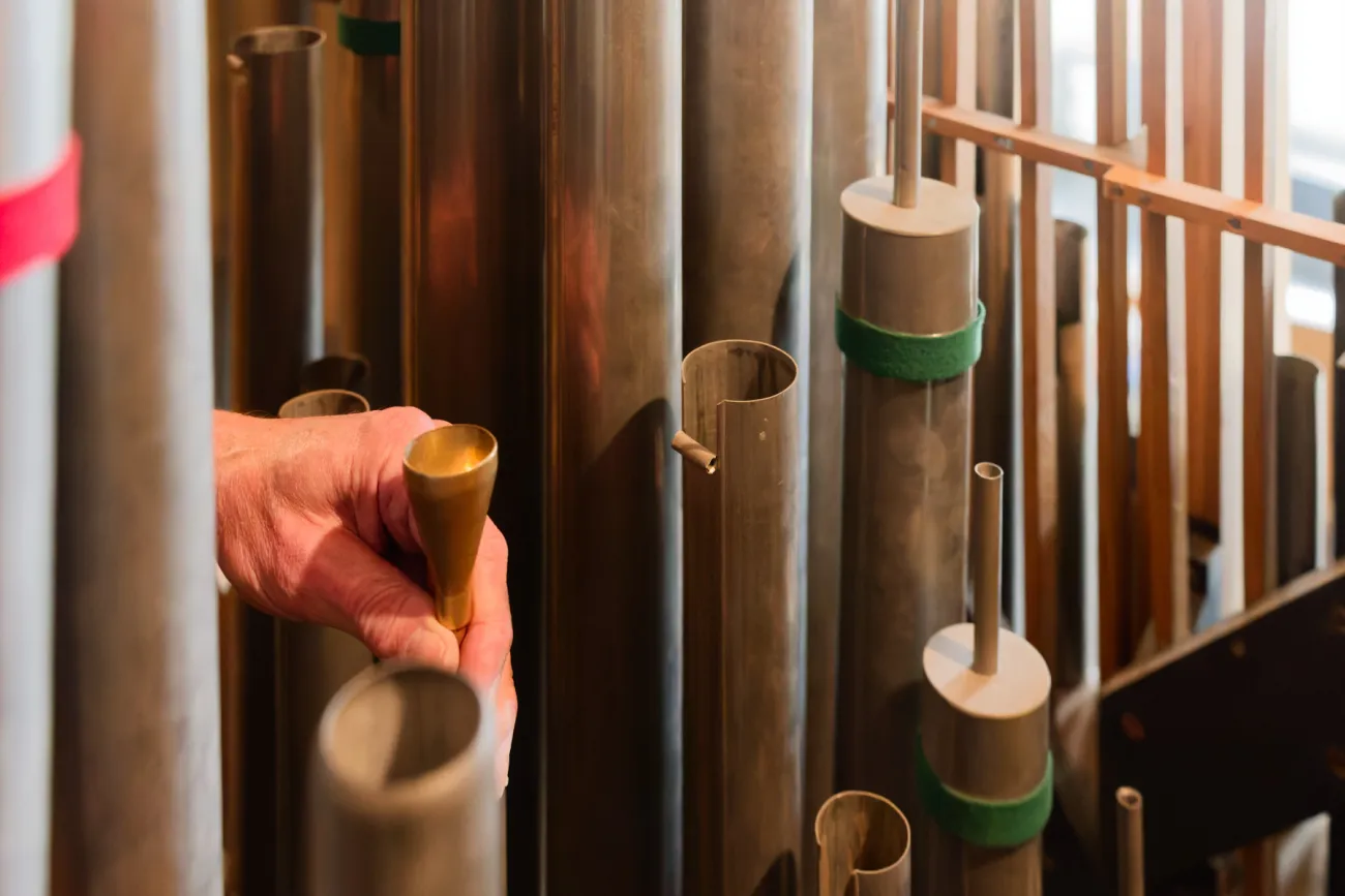 Blick in die Orgel mit ihrer Vielzahl an Metallpfeifen