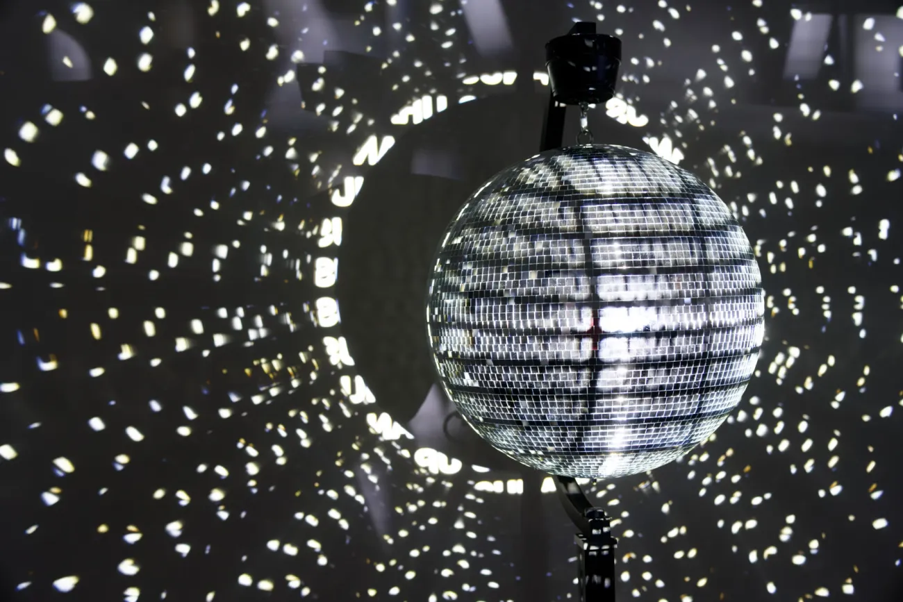 Ein Blick ins Atrium der Kunsthalle, in dem eine Lichtinstallation von Mischa Kuball gezeigt wird