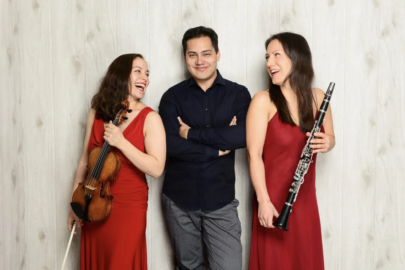 Zusehen sind die Mitglieder des Trio Schmuck