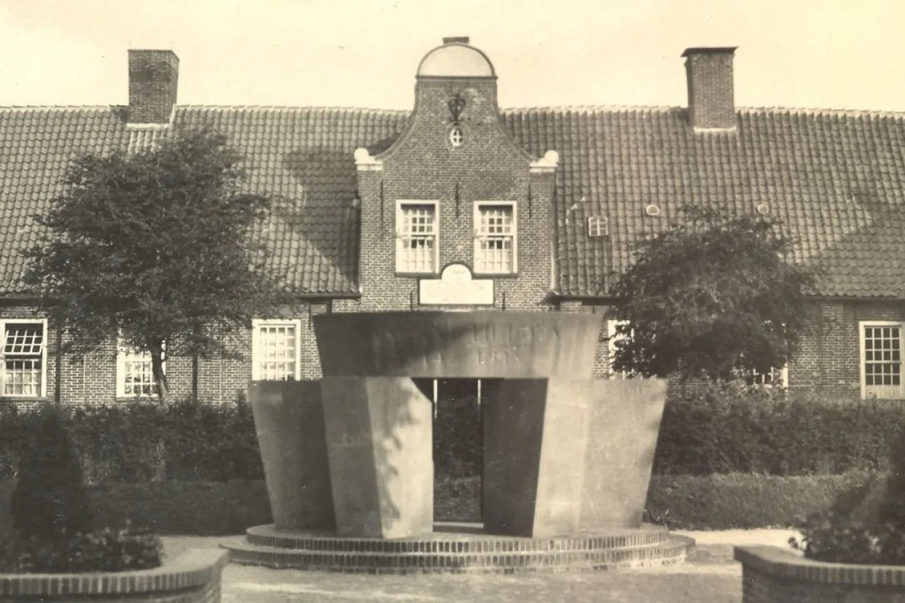 Ehrenmal in Weener vor dem ehemaligen Armenhaus, heute Heimatmuseum
