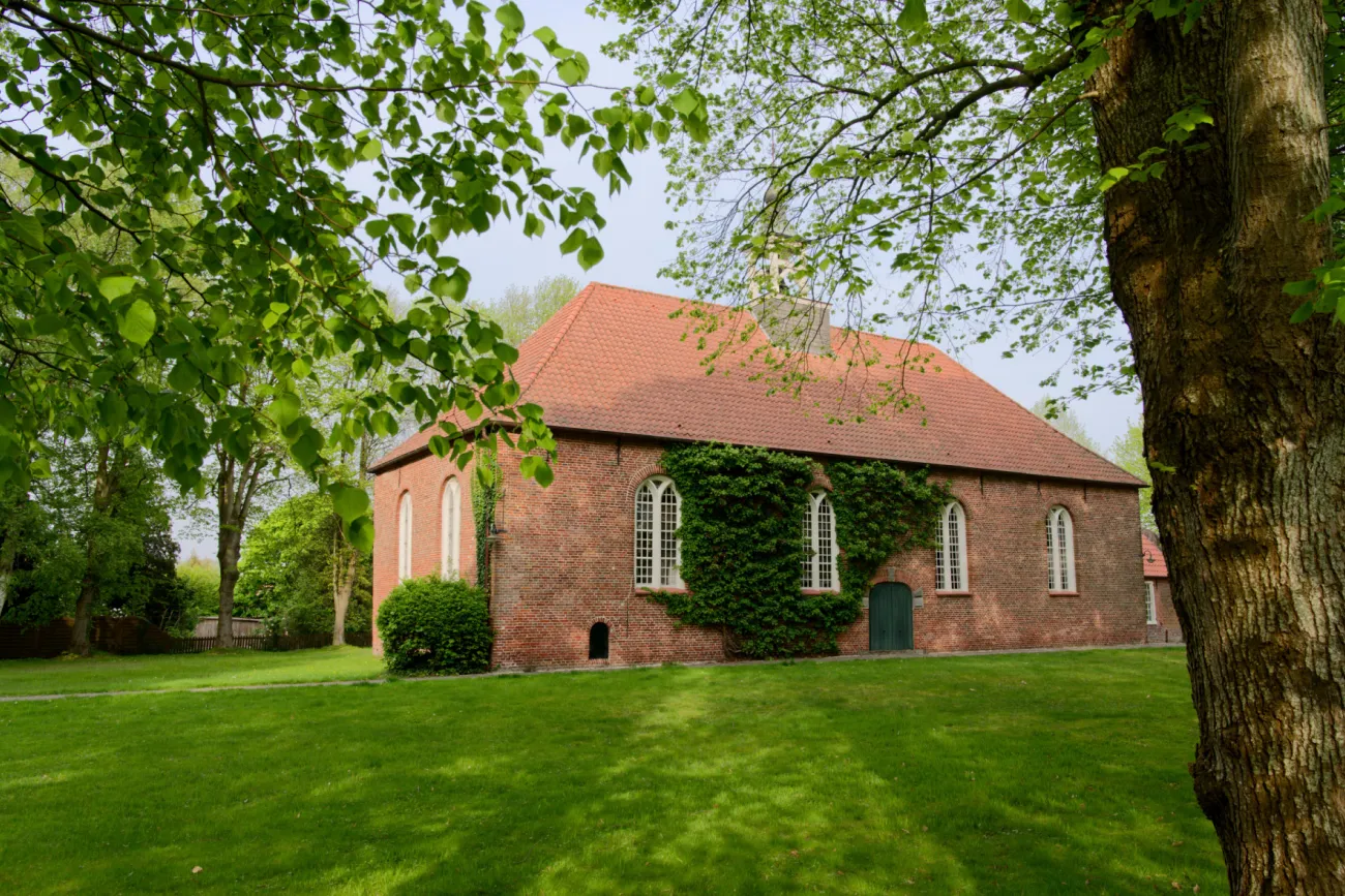 Die 1684 gegen den Widerstand der Norder Lutheraner errichtete reformierte Saalkirche zu Bargebur, in der das Konzert stattfand