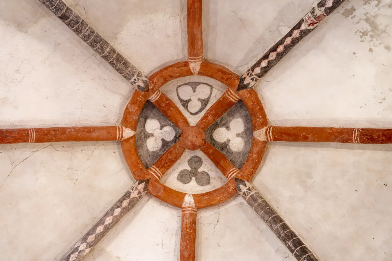 Blick in das Gewölbe der Kreuzkirche von Pilsum