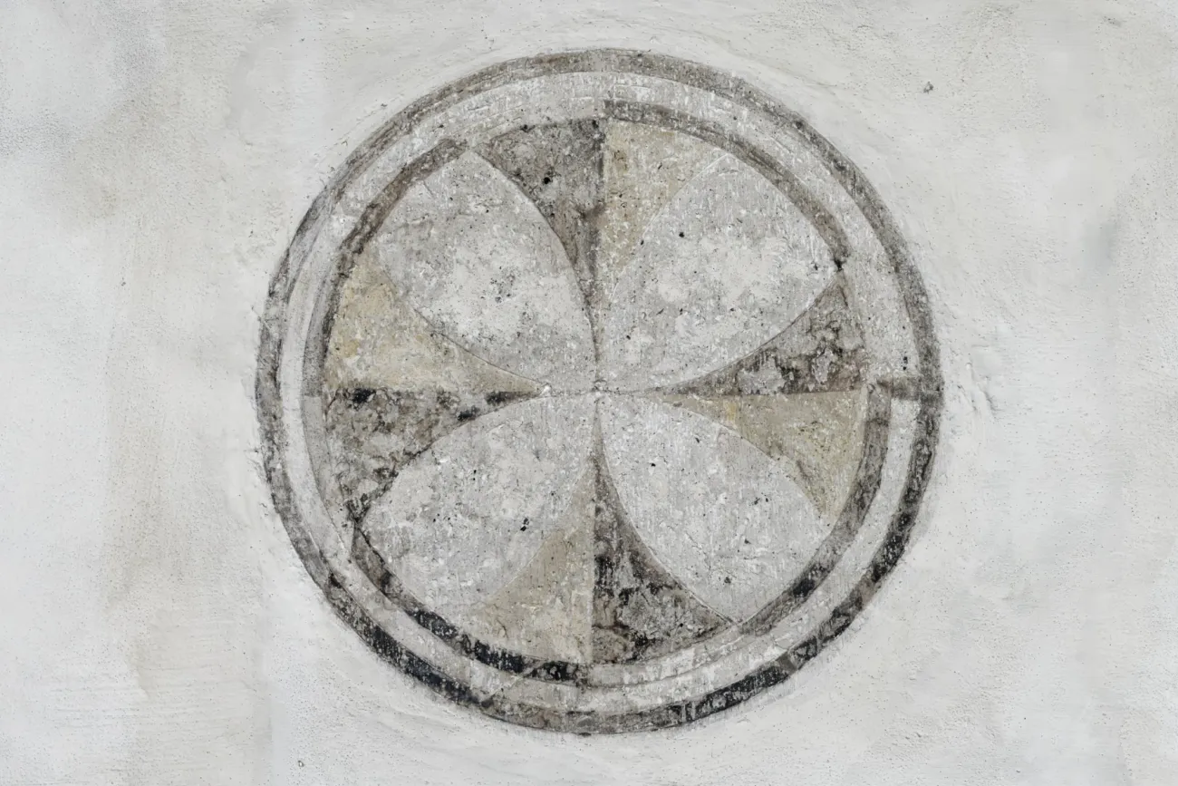 Weihekreuz aus dem 15. Jahrhundert an der Wand der Rysumer Kirche