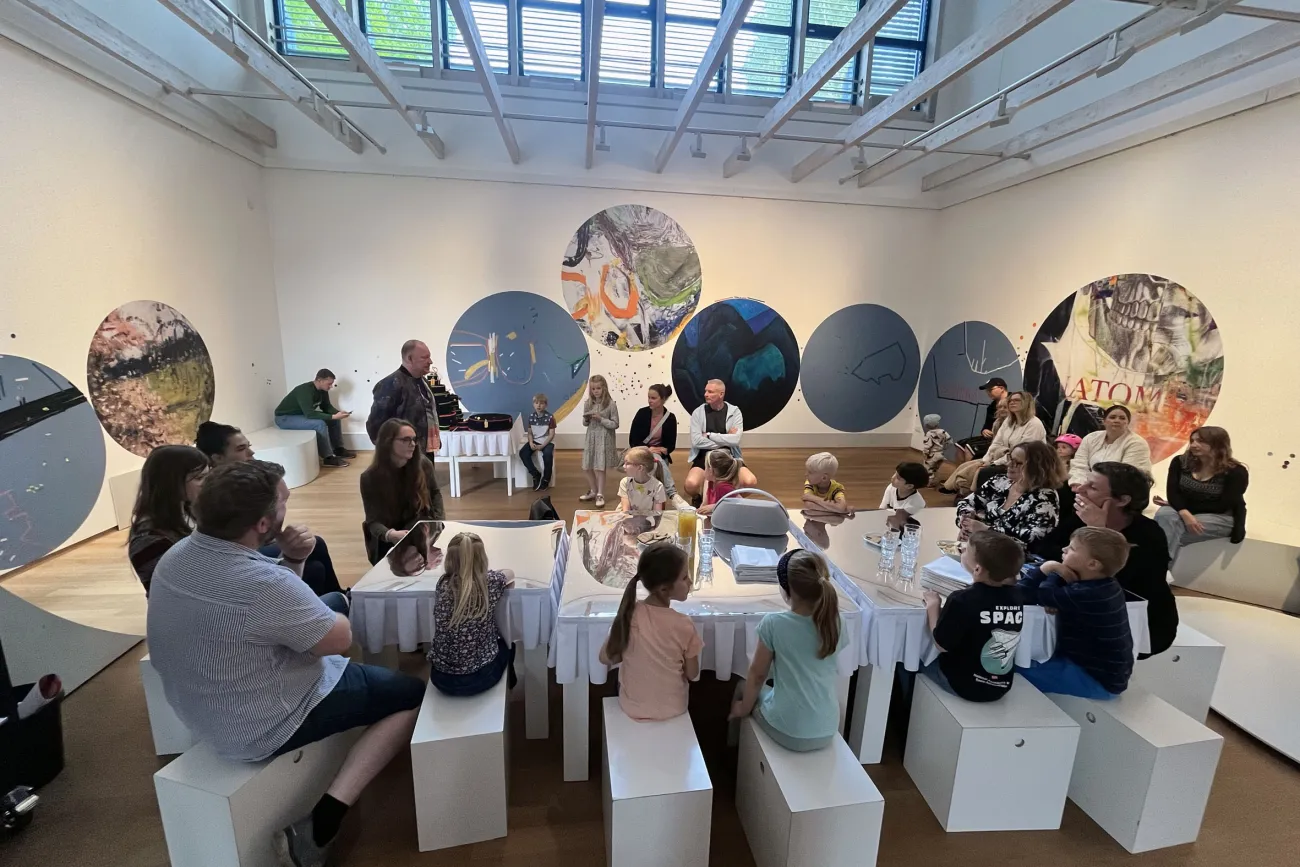 Begrüßung der an dem Projekt beteiligten Kinder im großen Mitmach-Raum in der Kunsthallen-Ausstellung 