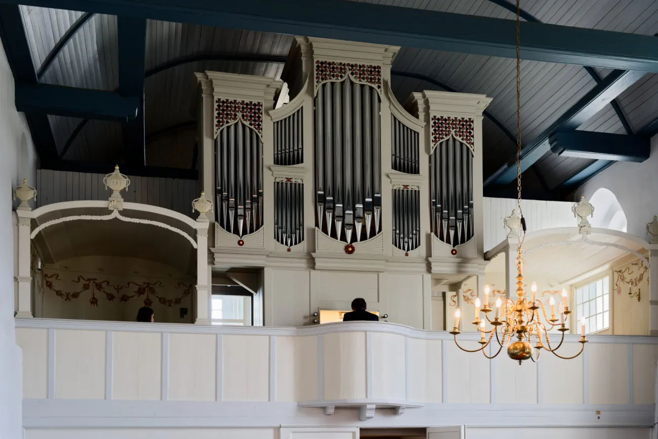 Winfried Dahlke, Landeskirchenmusikdirektor der Evangelisch-reformierten Kirche und Direktor des Organeums in Weener, an der Orgel in Freepsum