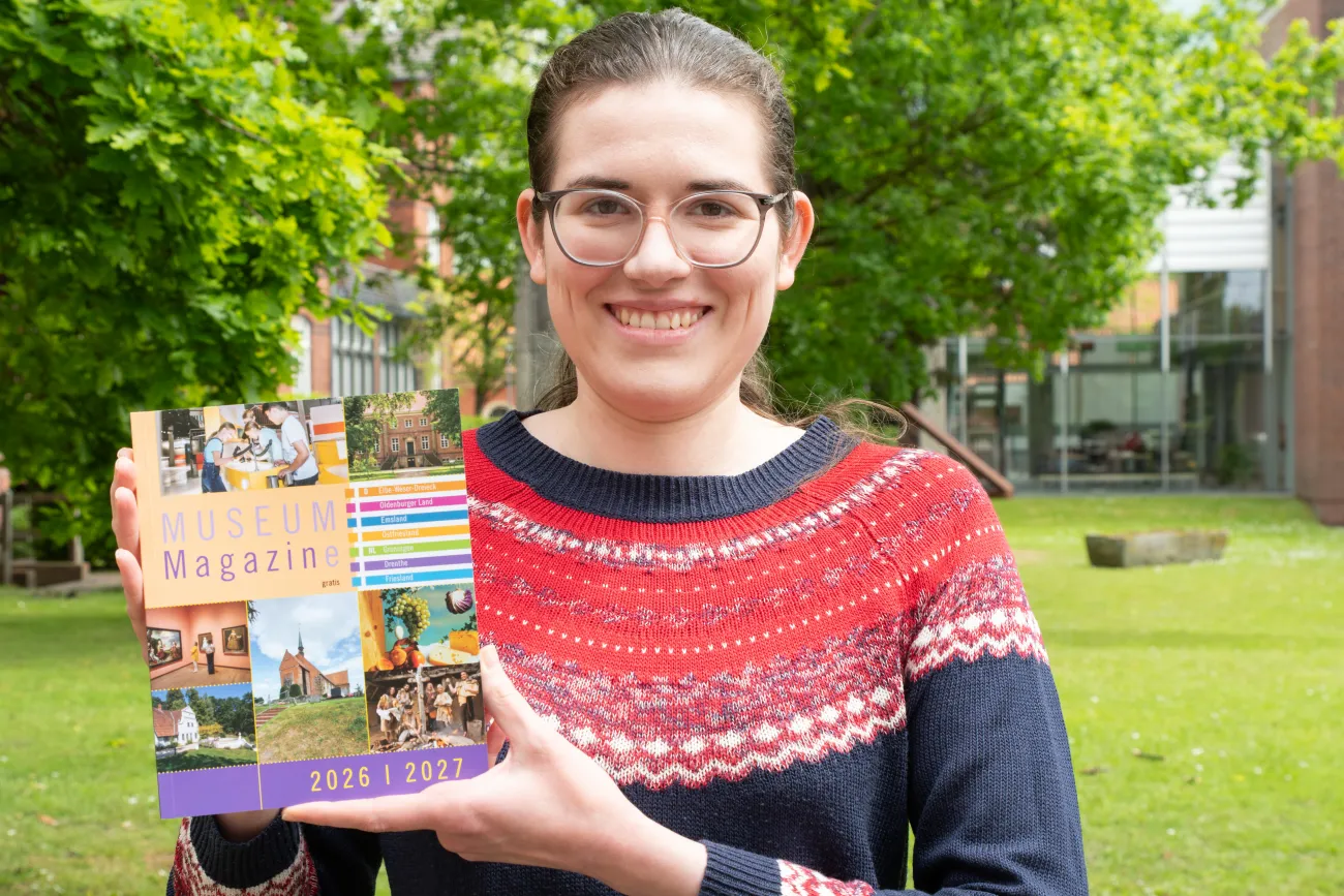 Lara Wendel, Mitarbeiterin des Museumsverbunds Ostfriesland, mit dem neuen MuseumMagazin(e).