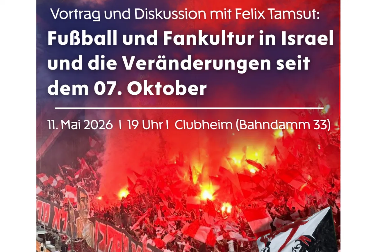 Oben Veranstaltungsname und Veranstaltungsdaten, dahinter blauer Rauch. Foto, das eine israelische Fankurve zeigt, in der Pyrotechnik abgebrannt wird. Unten ein weißer Balken, in dem von links nach rechts der Hinweis auf die Förderung durch das Bundesprogramm "Demokratie leben!", ein Hinweis auf den Lankreis Leer, das Borussia-Logo sowie Felix Tamsut abgebildet sind.