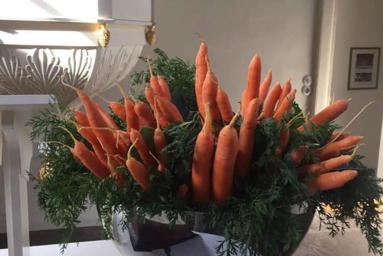 In der Mennonitenkirche Leer verweisen Möhren statt Blumen auf die Konzertreihe
