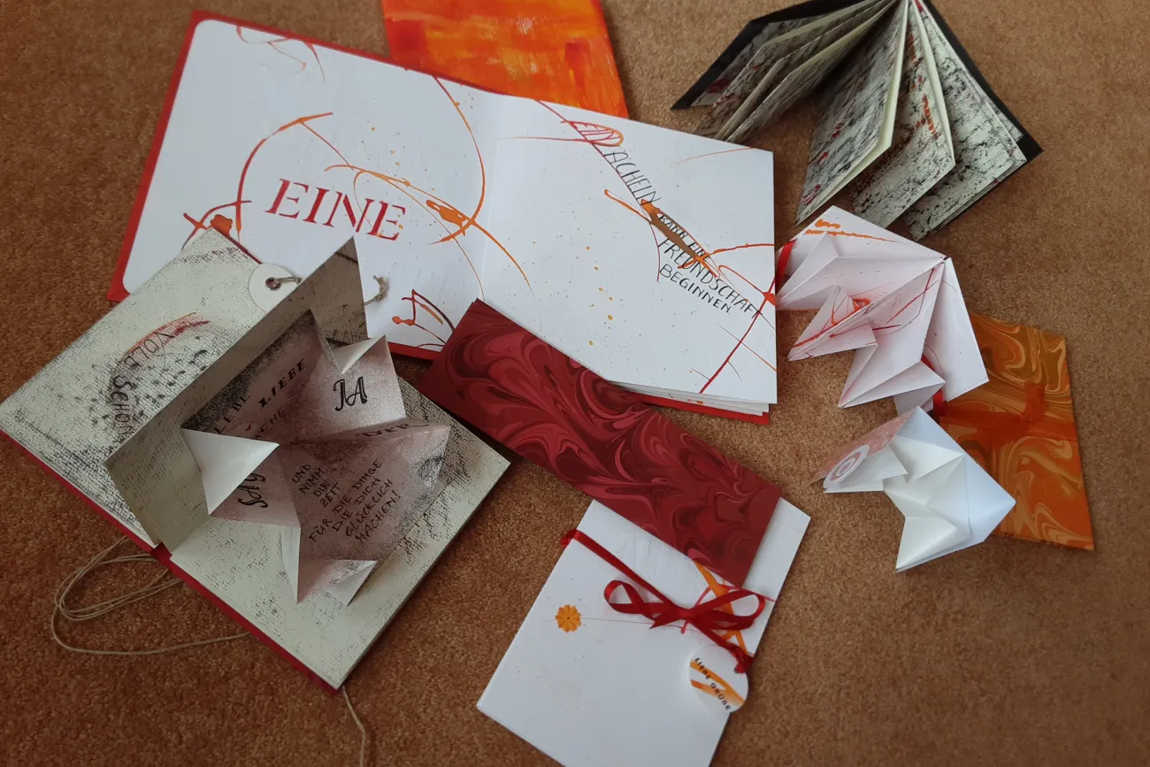 buntes Papier, gefaltet in kleine Kunstwerke