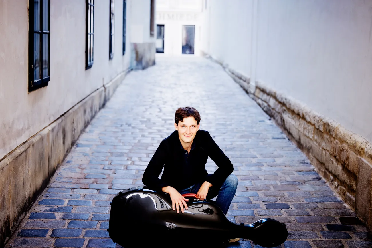 Maximilian Hornung spielt mit Camerata Bohemica Prag unter der Leitung von Gudni Emilsson Kammermusik in der Martin-Luther-Kirche